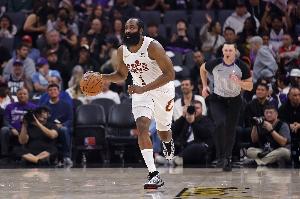 防守积极性也起来了！哈登篮下协防送出钉板大帽