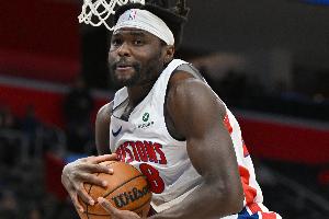 插播重大新闻？骑士掘金比赛中 播放了活塞和黄蜂的剧烈冲突画面