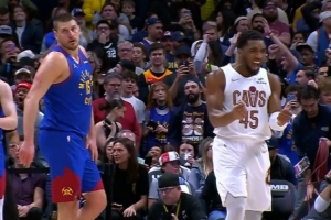 太难了！约基奇接球抢投绝杀三分 但球没碰到篮筐