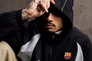 每体：巴萨发布全新街头时尚系列服饰，吸引年轻粉丝群体