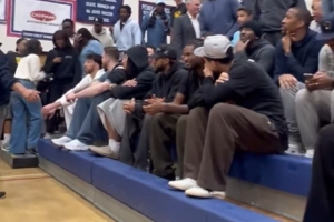 杰伦·威廉姆斯高中球衣退役 雷霆队内60多人现场支持